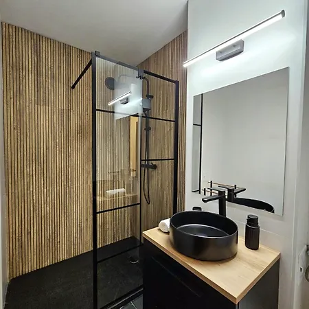 The Solstice Nest - Center Apartment