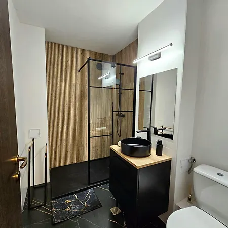 The Solstice Nest - Center Apartment *