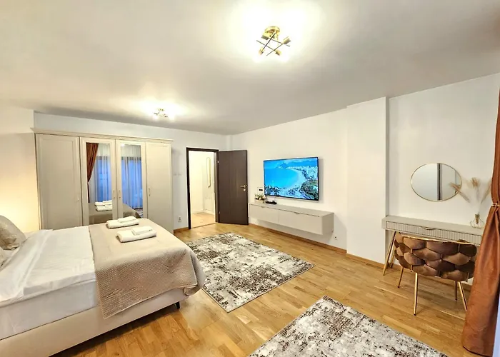 The Solstice Nest - Center