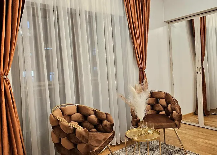 The Solstice Nest - Center