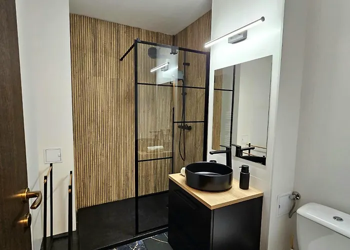 The Solstice Nest - Center Apartment *